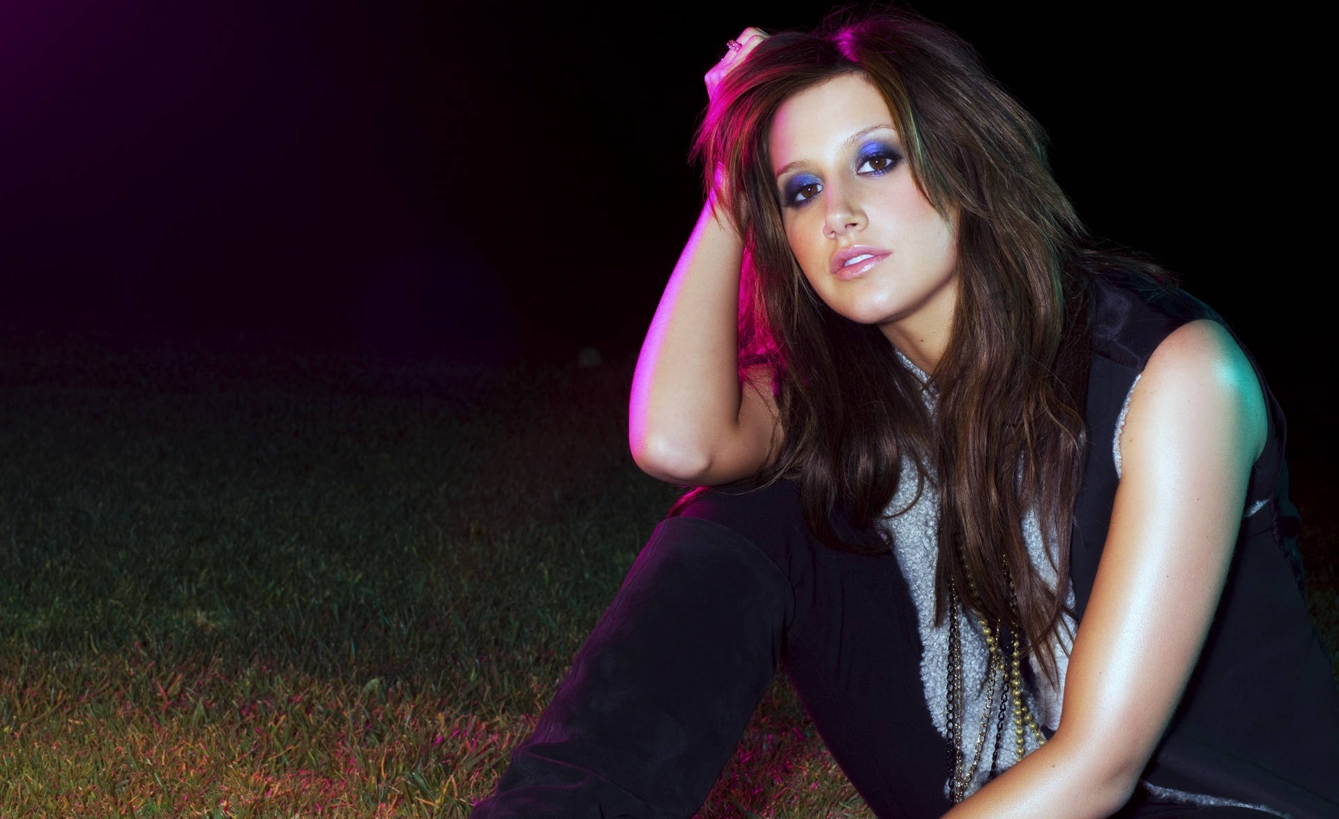 Ashley Tisdale Emanates Vibrant Energy With Her Dazzling Blue Eyeshadow. Background
