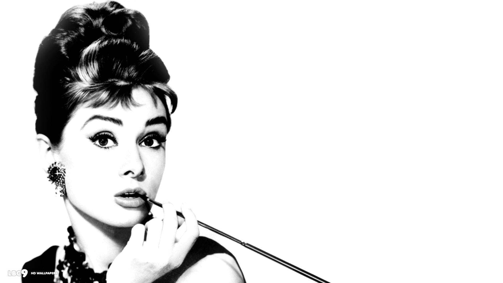 Audrey Hepburn As Holly Golightly Background