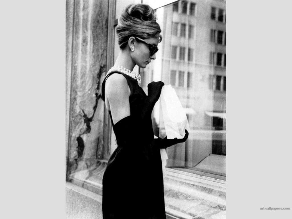 Audrey Hepburn As Holly Golightly In Breakfast At Tiffany's Background