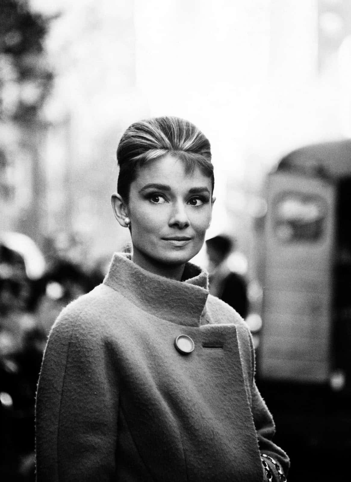Audrey Hepburn On Breakfast At Tiffanys Set Background