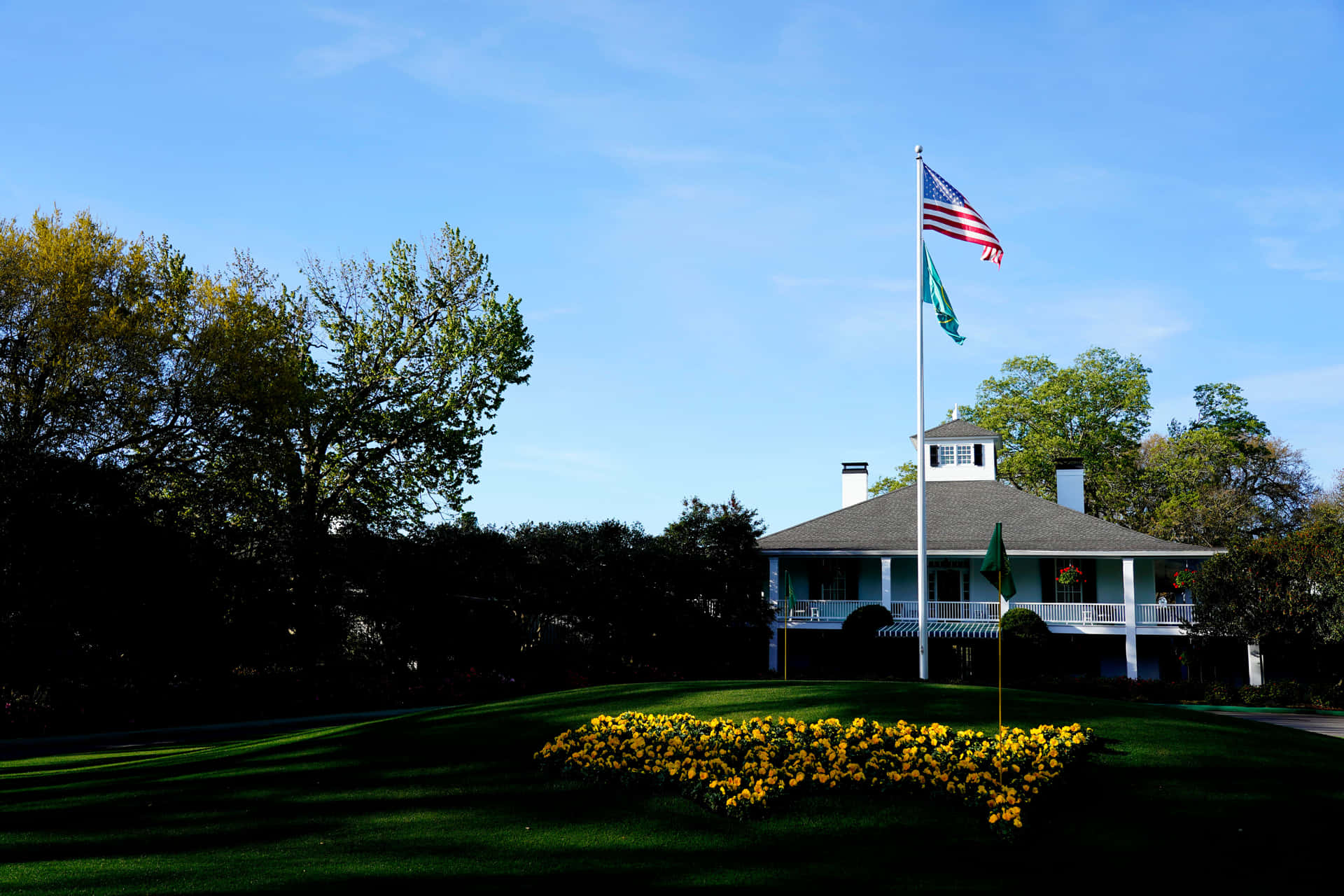 Augusta National Iphone With A House Background