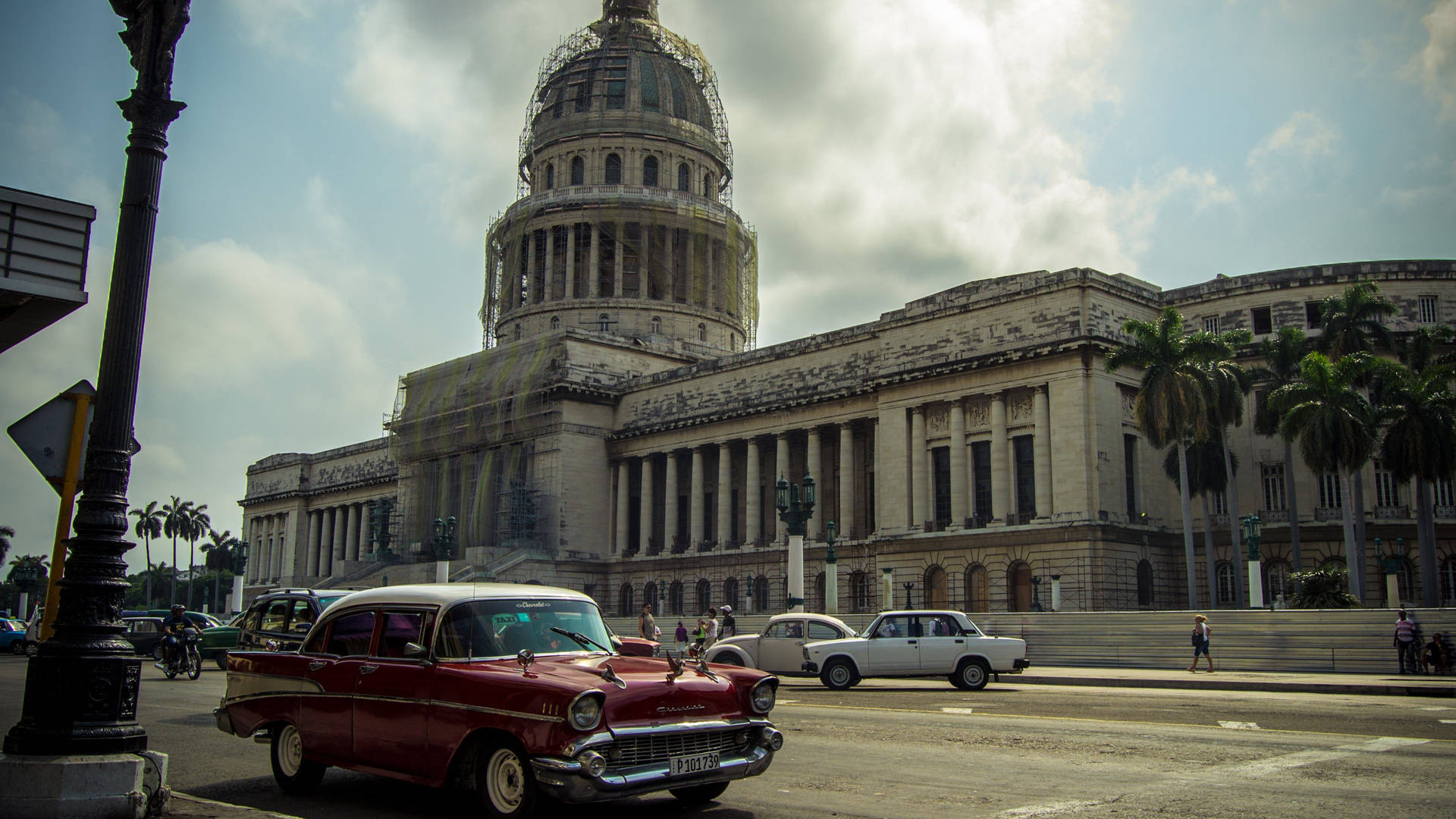 Authentic Havana With Classic Cars And El Capitolio Background