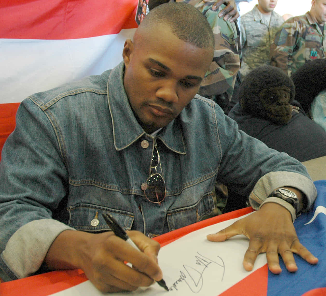 Autograph Of Felix Trinidad Background