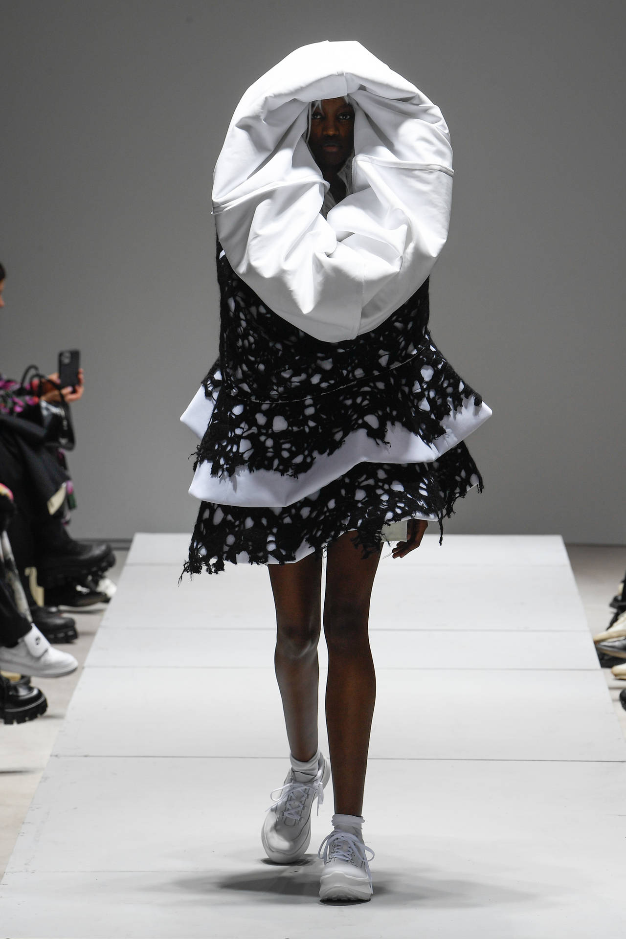 Avant-garde Fashion With Comme Des Garçons Background