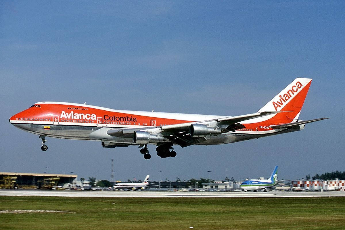 Avianca Boeing 747-259bm Landing At Miami International Airport Background