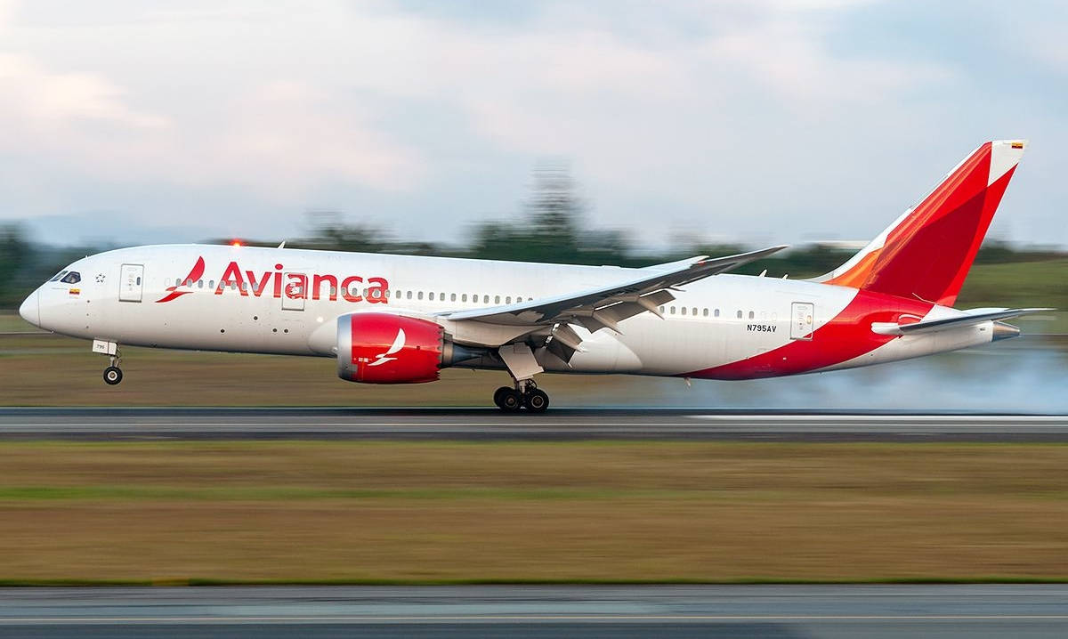 Avianca Boeing 787-8 Dreamliner Landing With Smoke Background