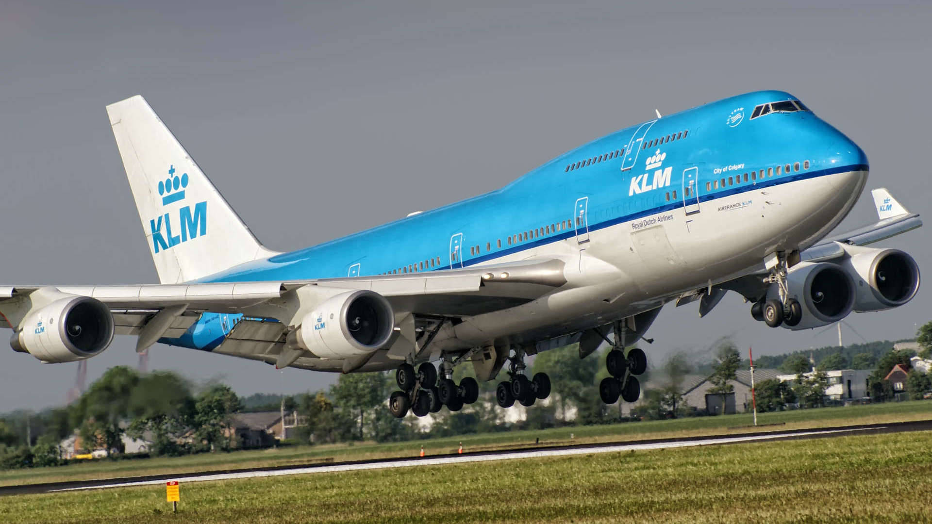 Aviation Capture Of Light Blue Klm Background