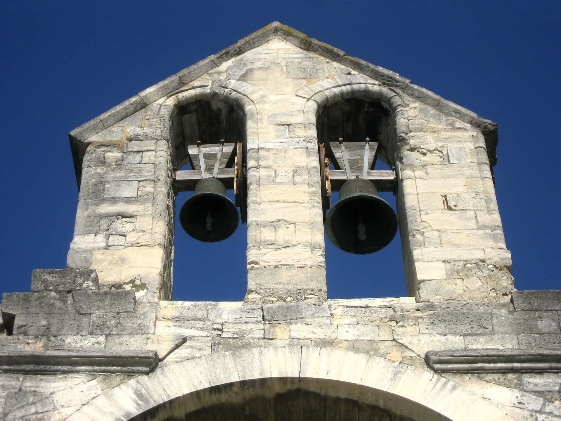 Avignon's Historic Architecture Background