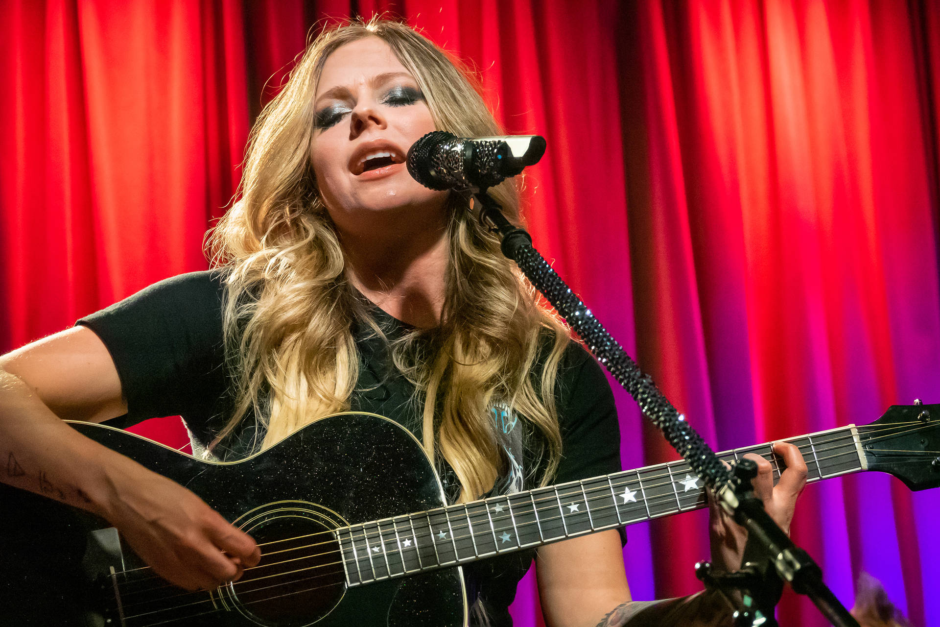 Avril Lavigne Singing At Grammy Museum Background