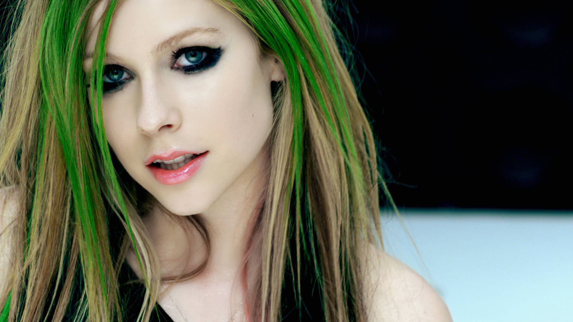 Avril Lavigne With Green Highlights