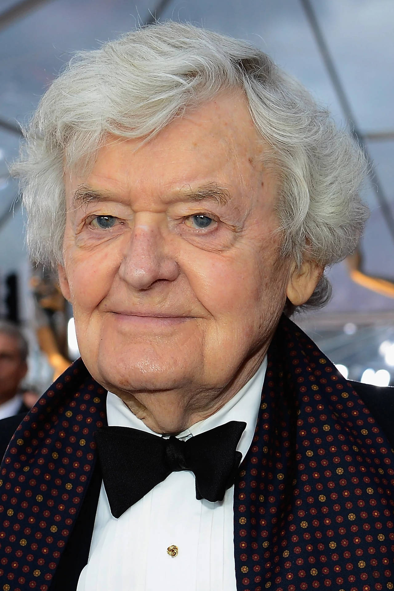 Award-winning Actor Hal Holbrook Wearing An Elegant Ribbon And Scarf Background