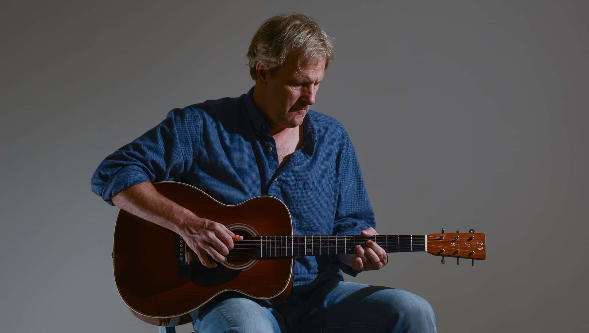 Award-winning Actor Jeff Daniels In A Refined Pose Background
