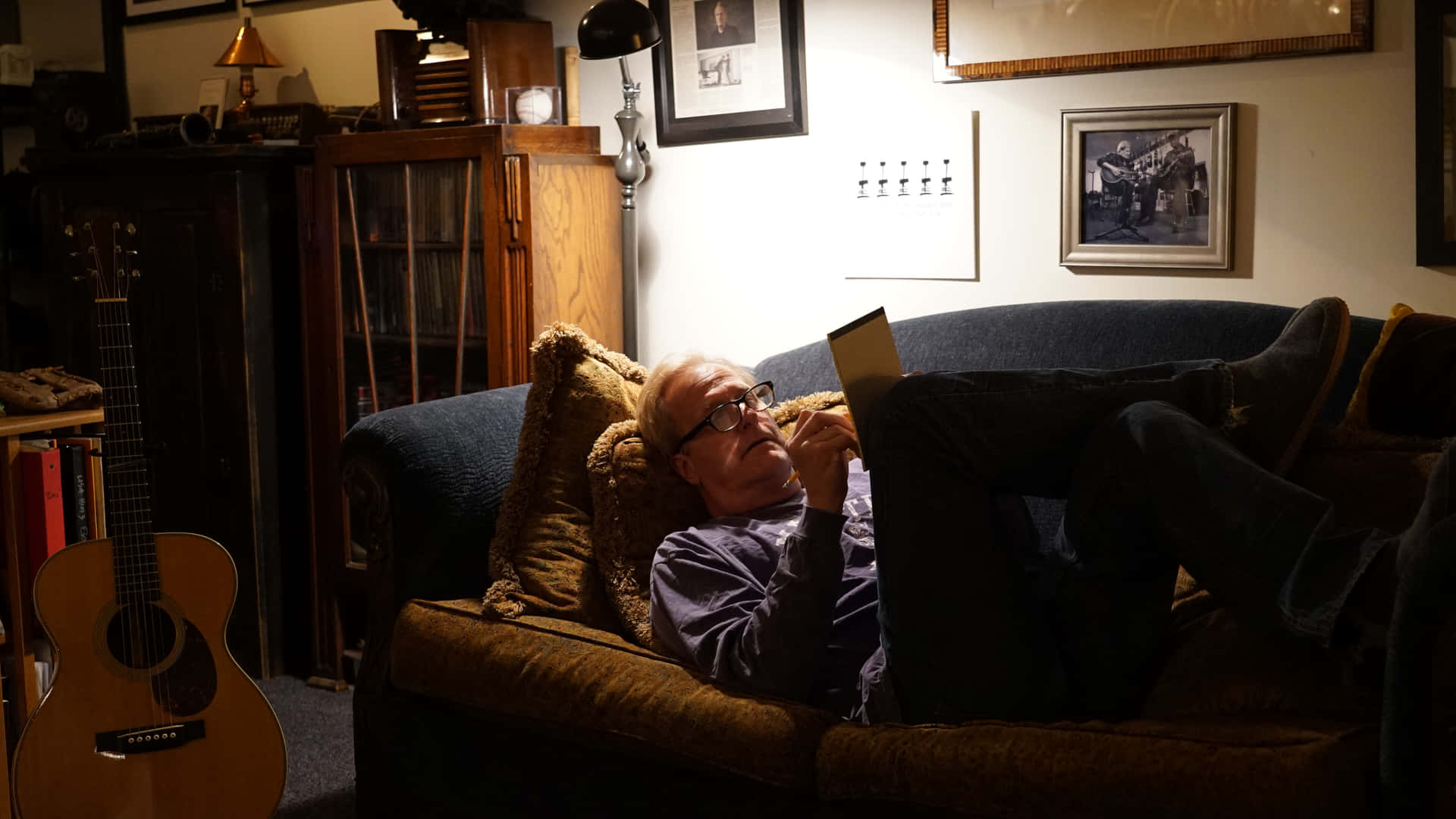 Award-winning Actor Jeff Daniels In An Elegant Suit Background