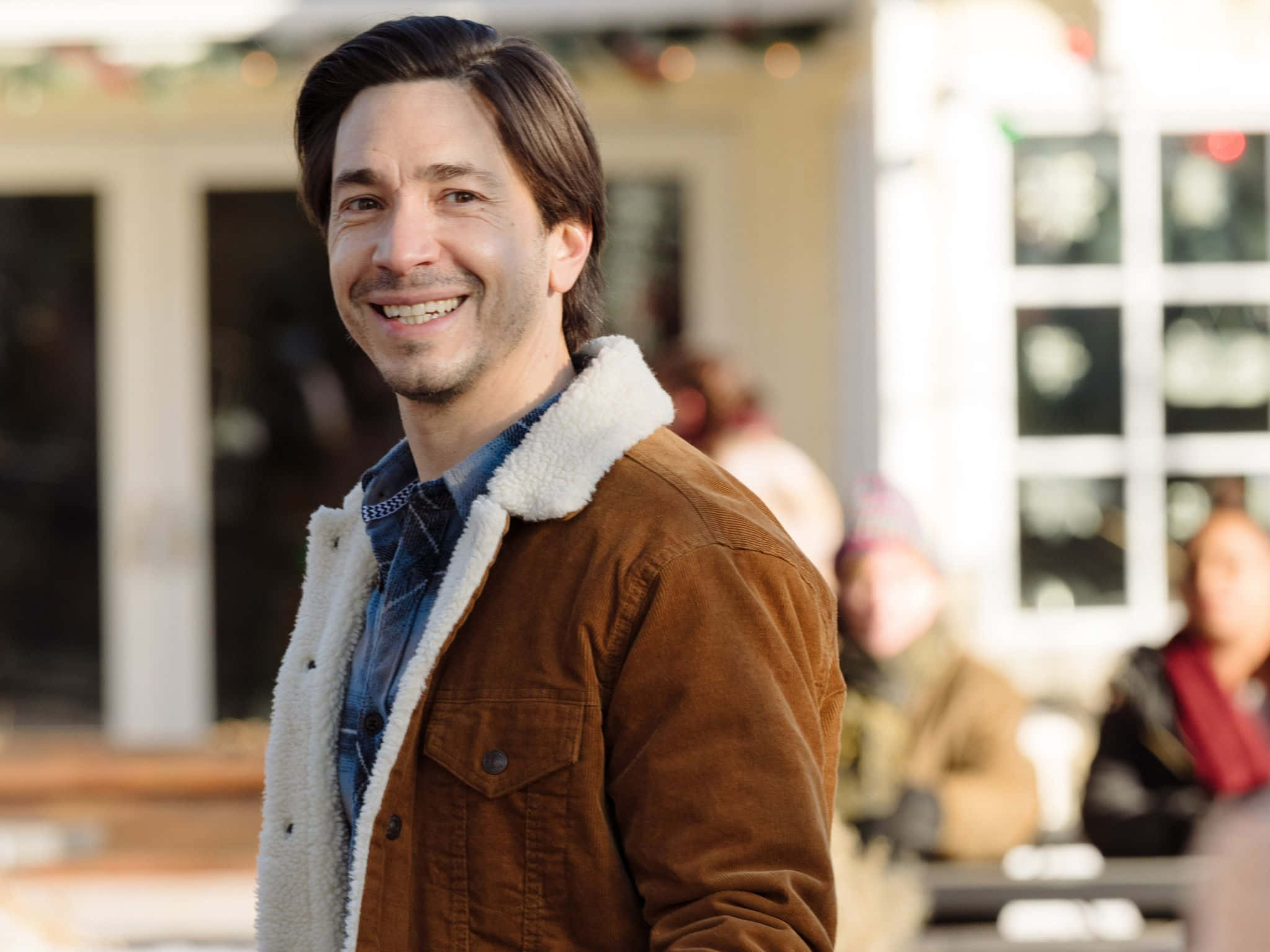 Award-winning Actor Justin Long Smiling Background