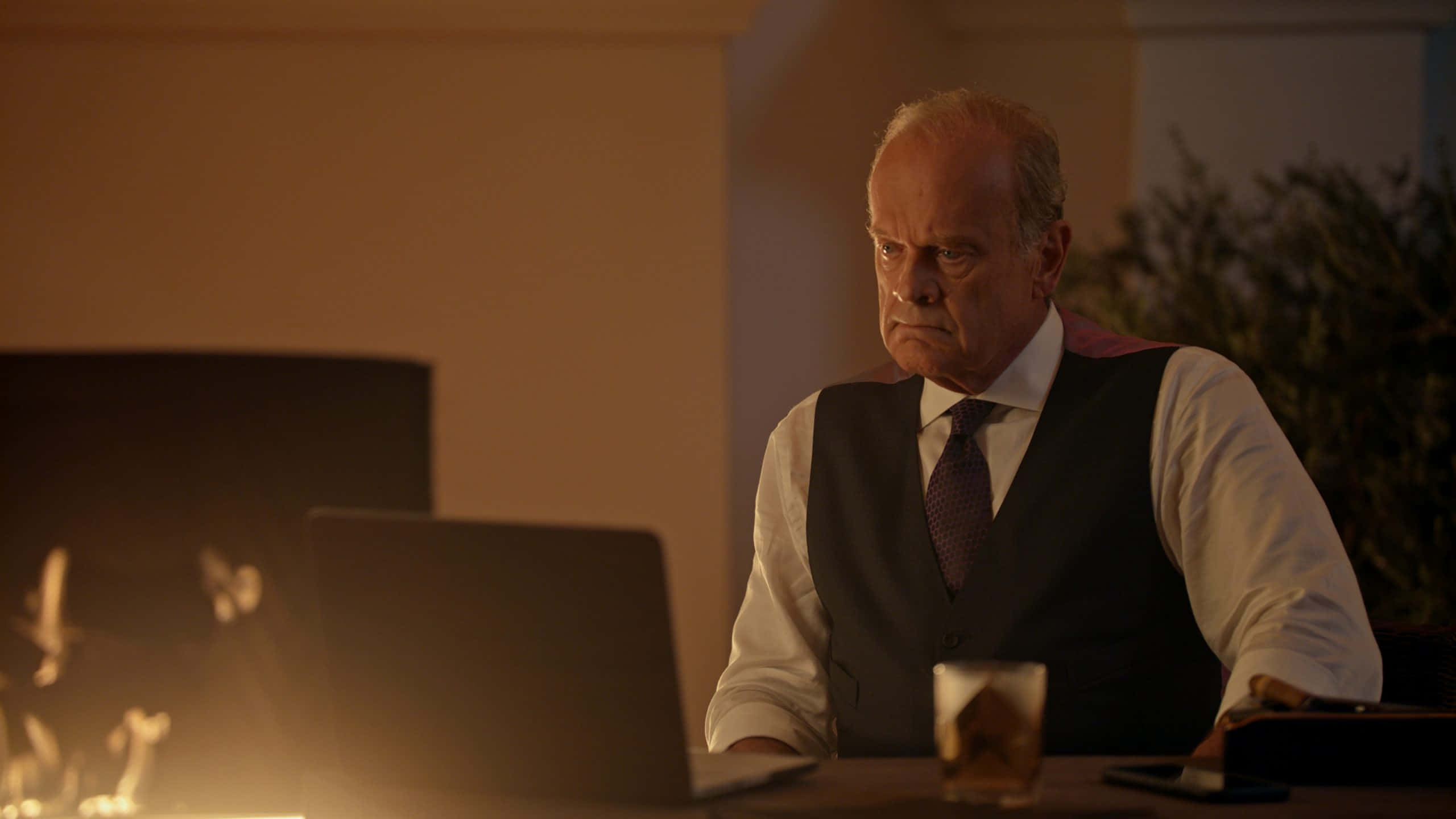 Award-winning Actor Kelsey Grammer Strolling Down The Street. Background