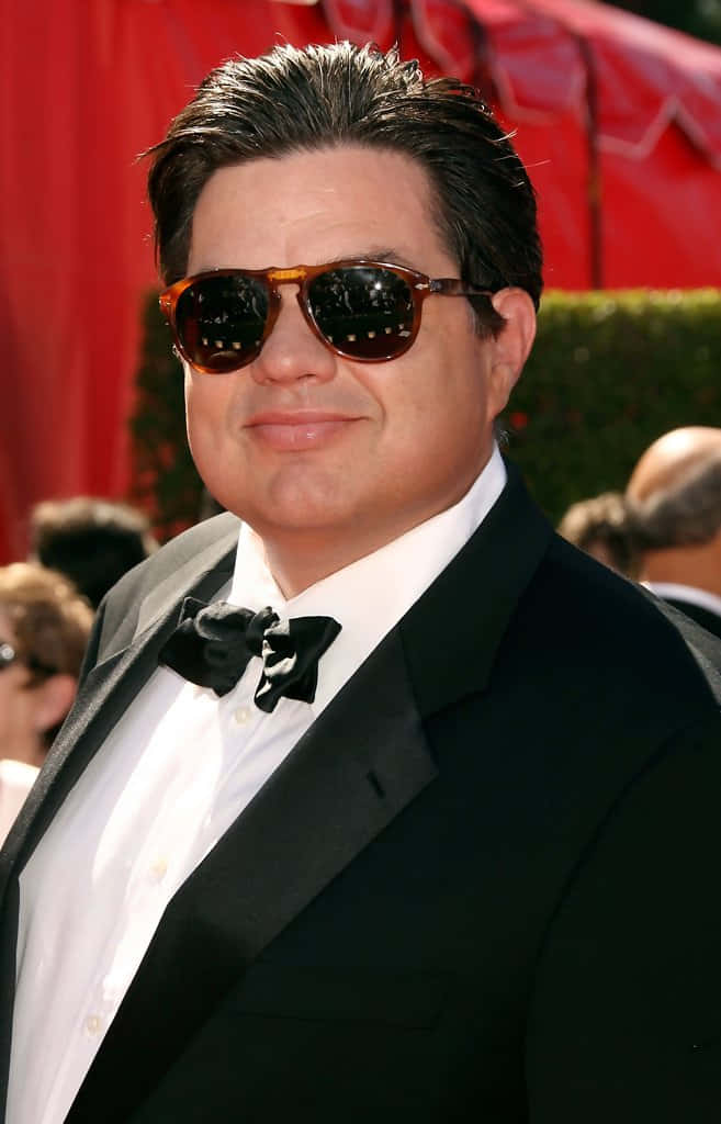 Award-winning Actor Oliver Platt Lights Up The Stage Background