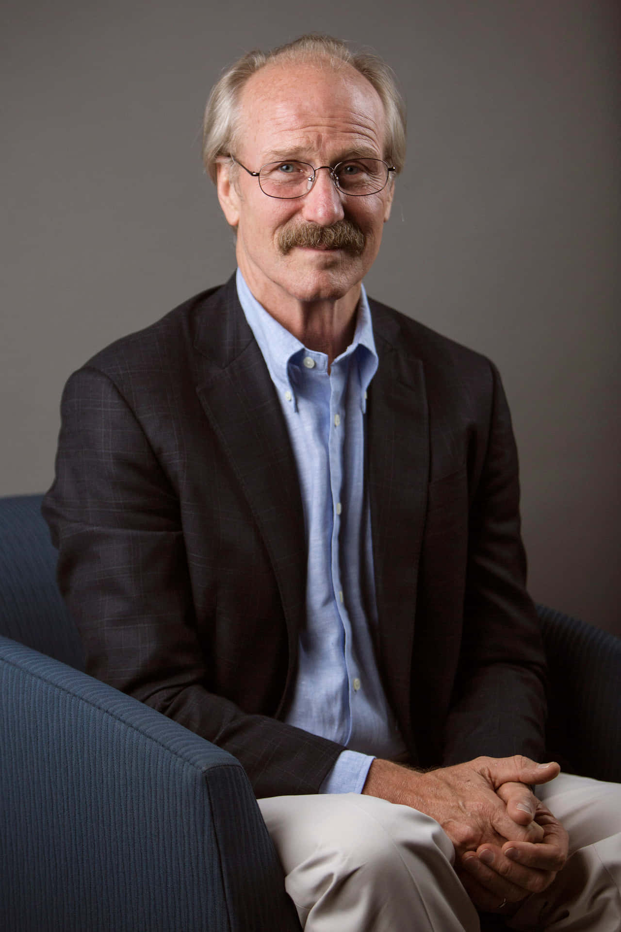 Award-winning Actor William Hurt Posing For A Portrait Background