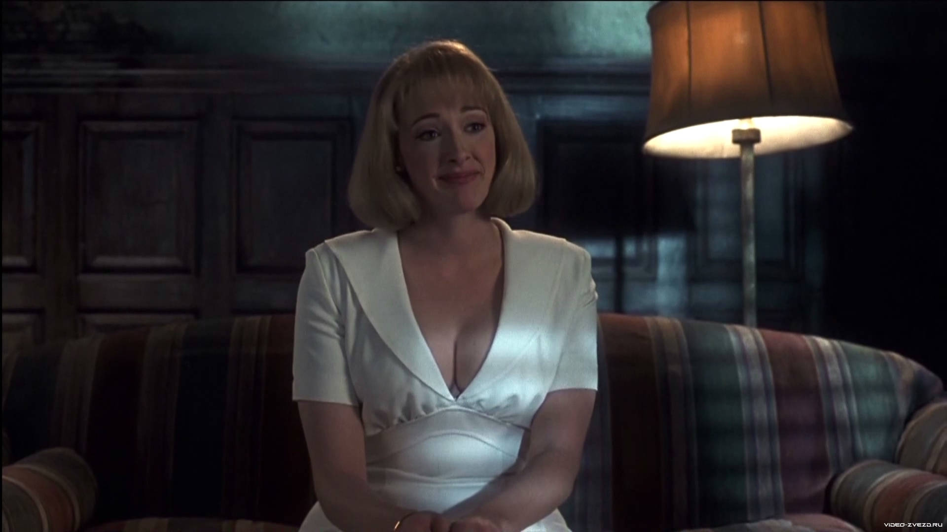 Award-winning Actress Joan Cusack In Character As Debbie Jellinsky Background