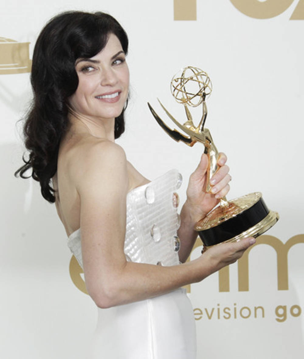 Award-winning Actress Julianna Margulies Holding Her Trophy Background