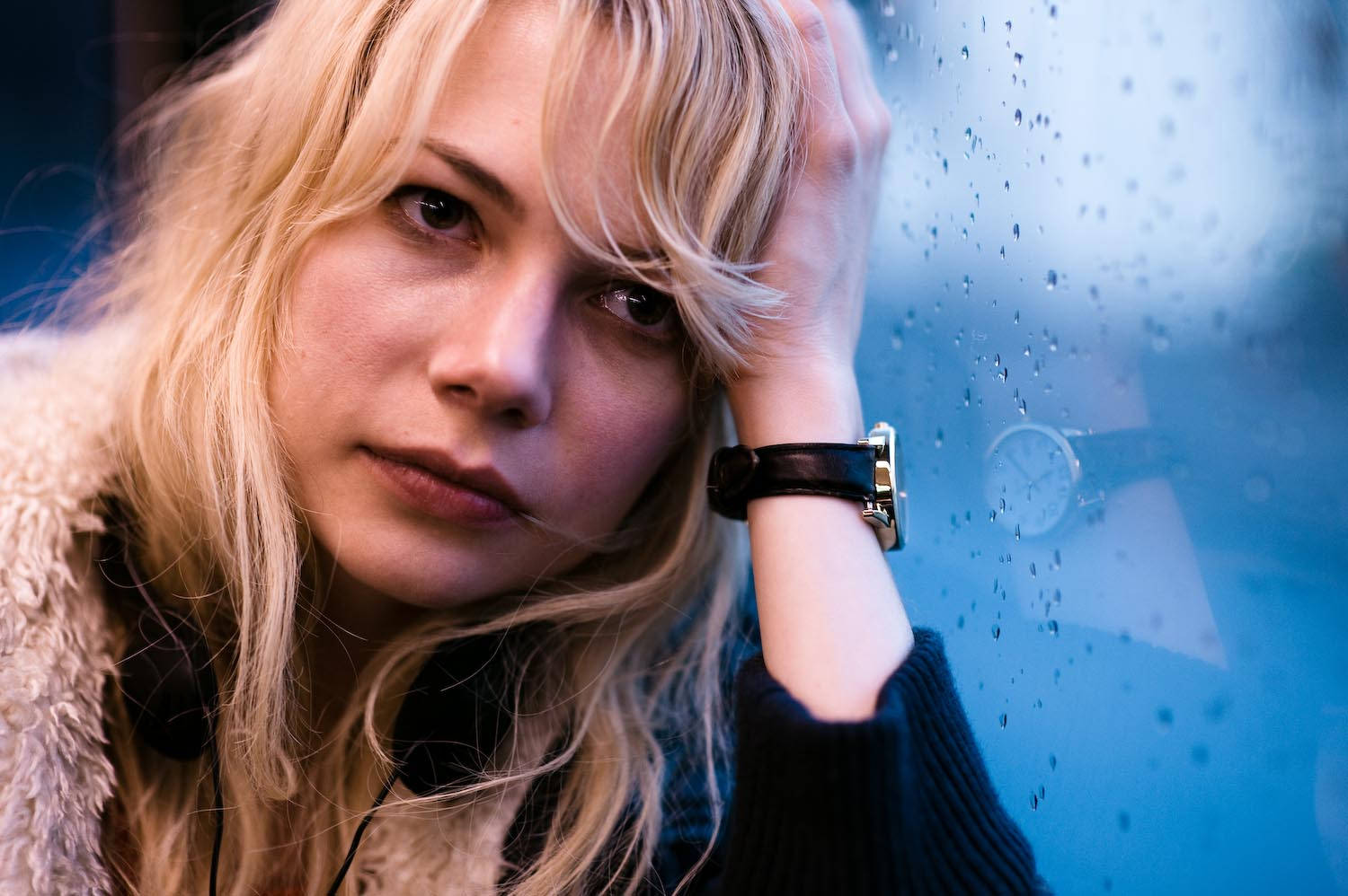 Award-winning Actress Michelle Williams In Blue Valentine Background