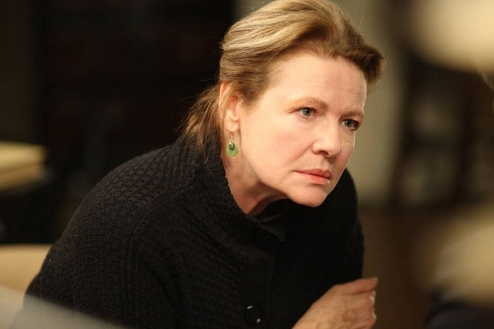 Award-winning American Actress Dianne Wiest In Her Role As Dr. Gina Toll. Background