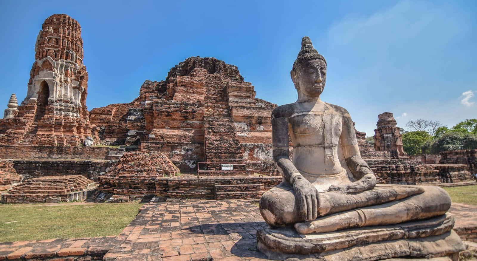 Awe-inspiring Buddha Statue At Ayutthaya Historical Park Background