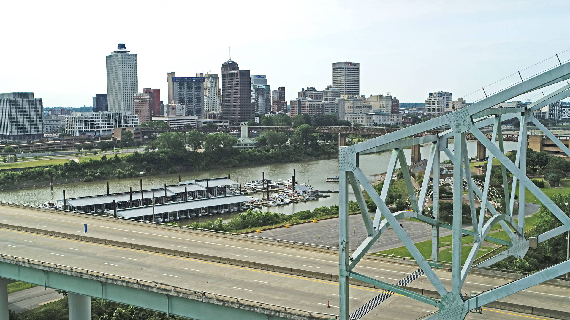 Awe-inspiring View Of The Mississippi River And Downtown Memphis Skyline At Dusk