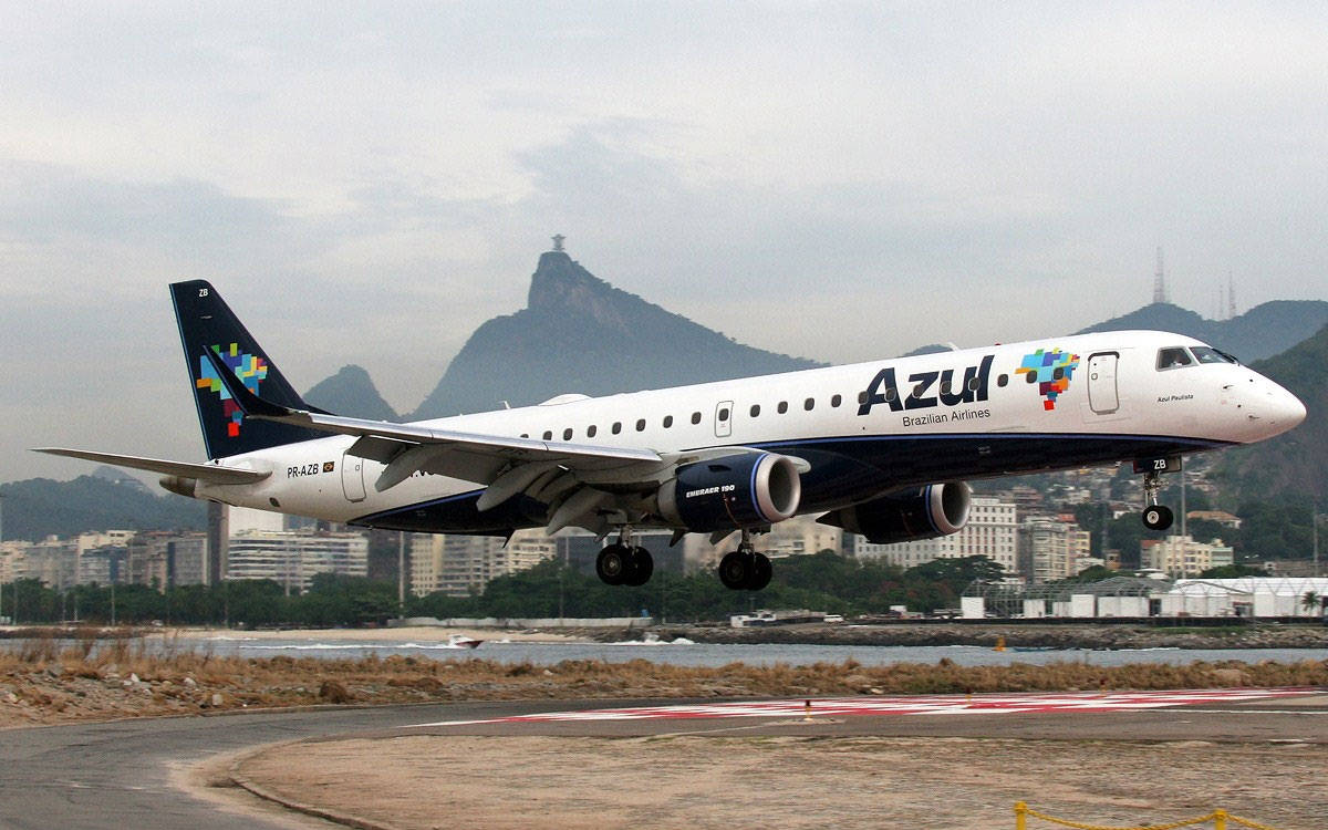 Azul Airlines Landing Gear Background