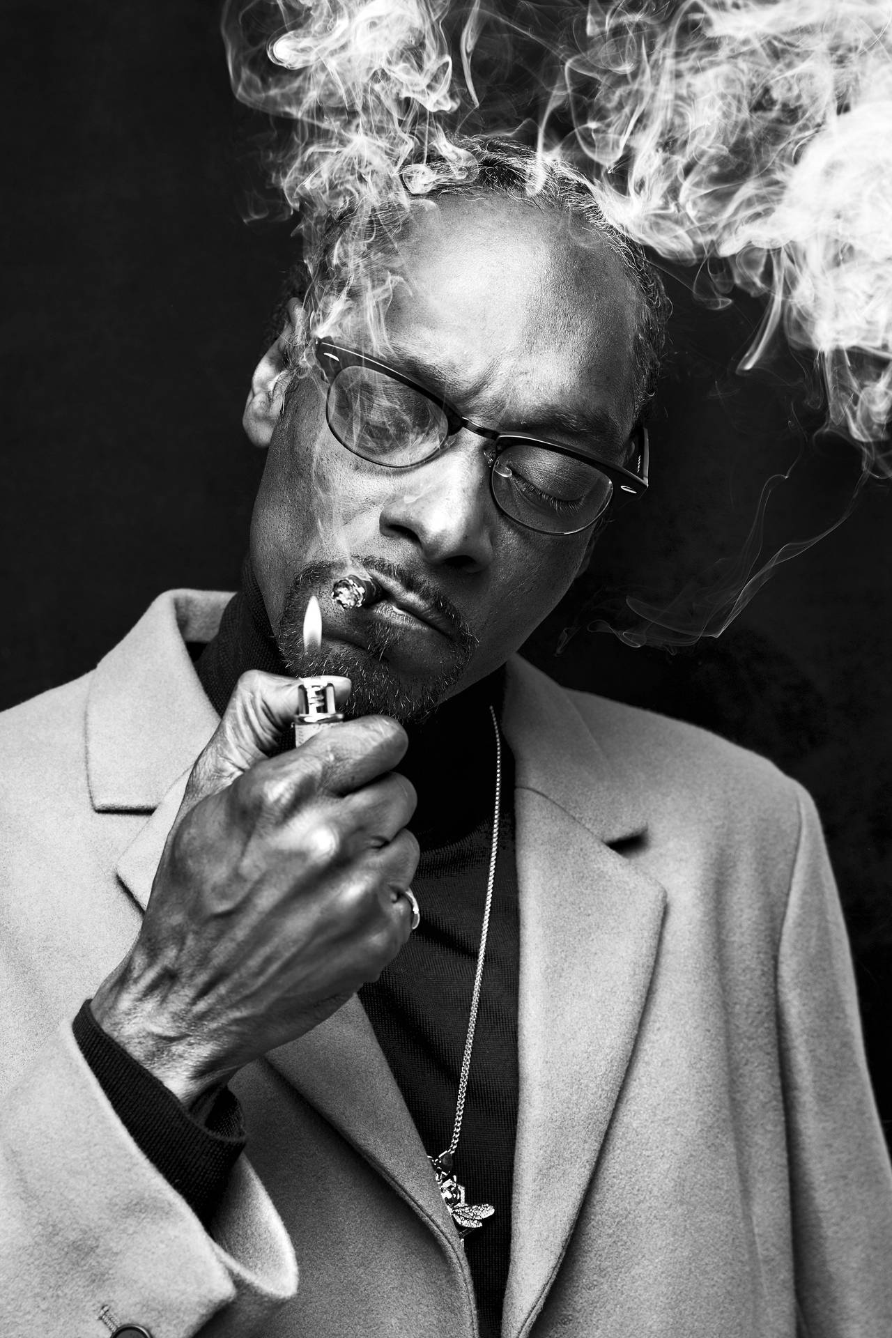B&w Snoop Dogg Smoking A Cigarette