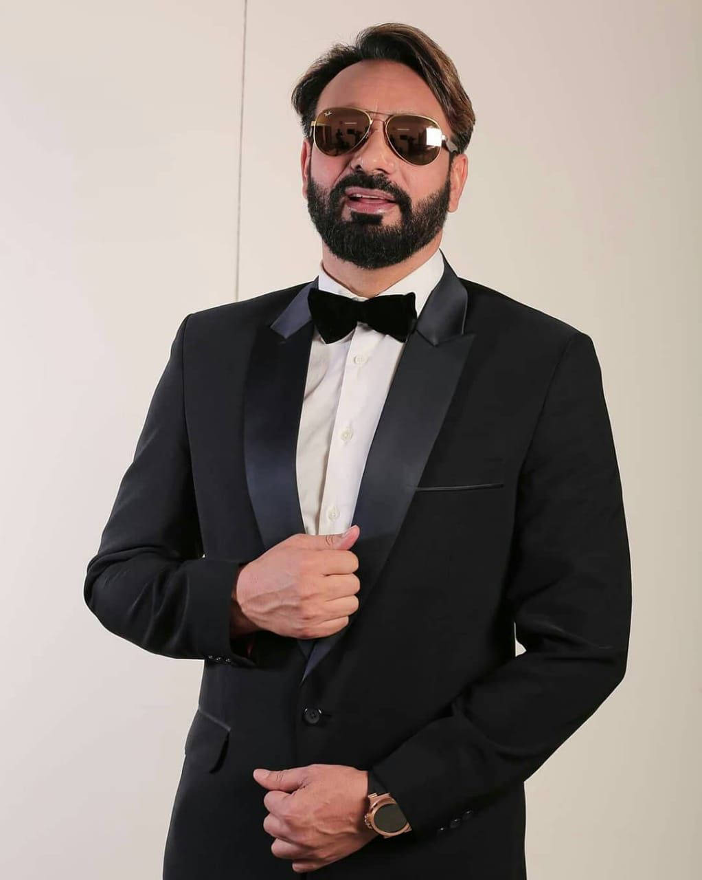 Babbu Maan Showcasing A Gorgeous Suit Look. Background
