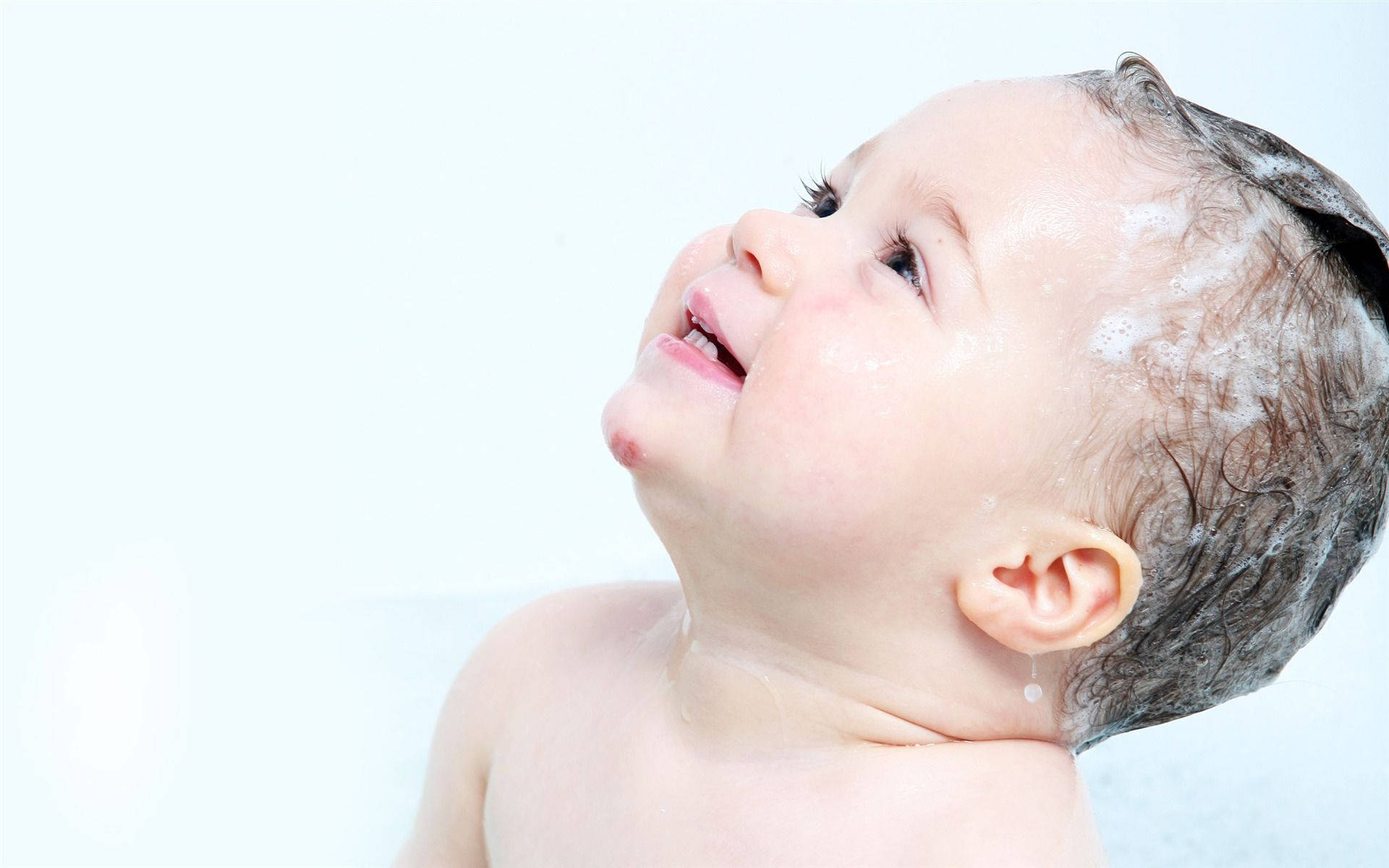 Baby Love Taking A Bath Background