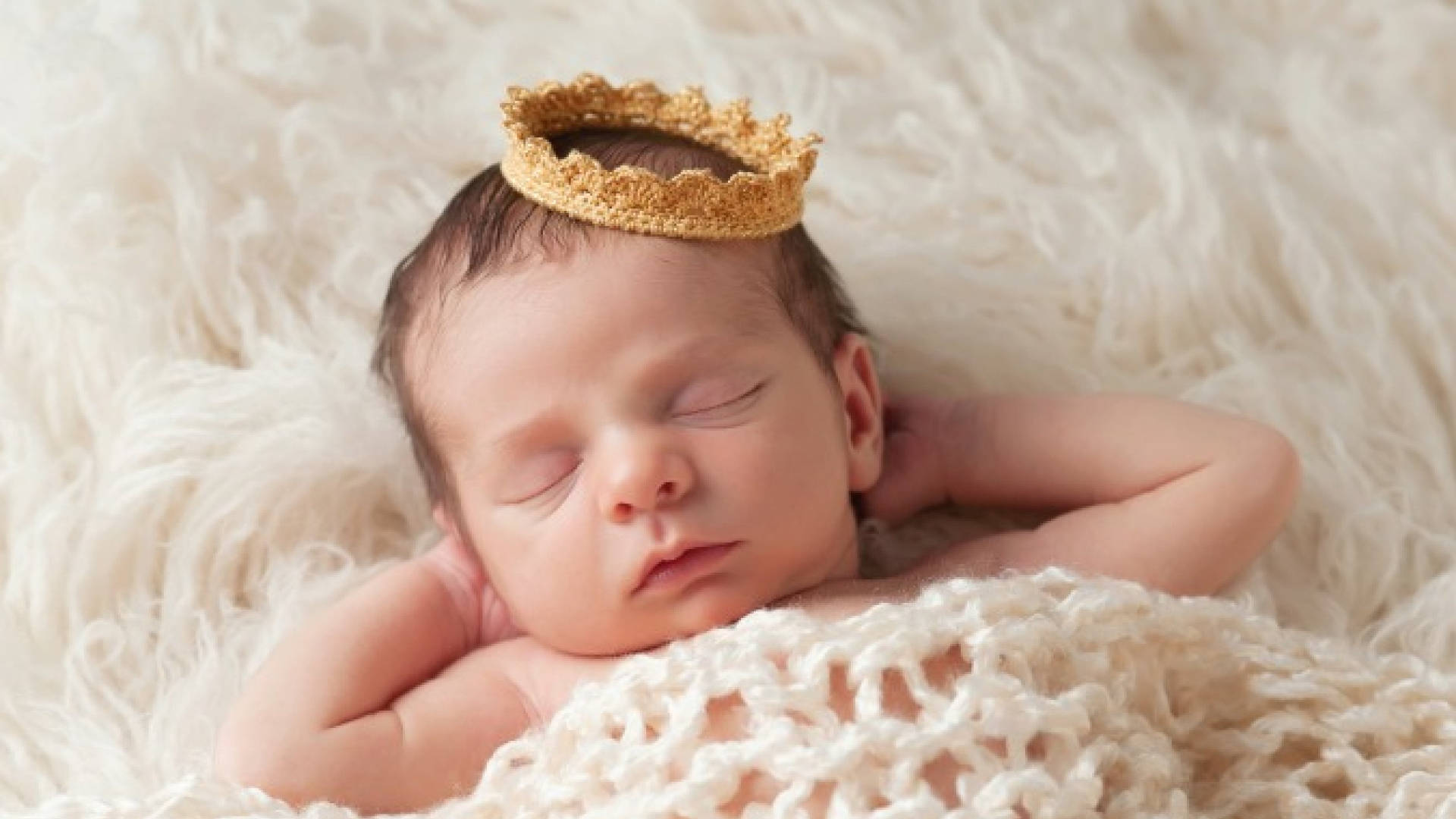 Baby Love Wearing A Crown Background