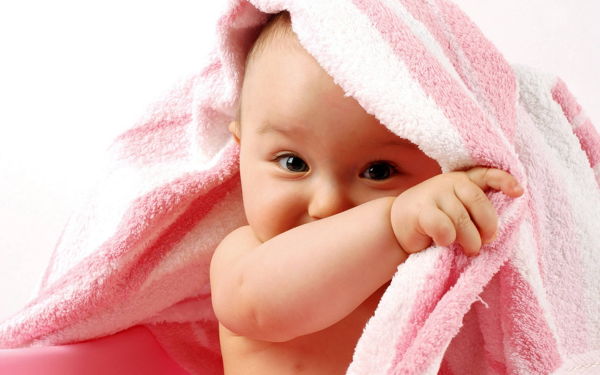 Baby Photography Peaking Under A Towel Background