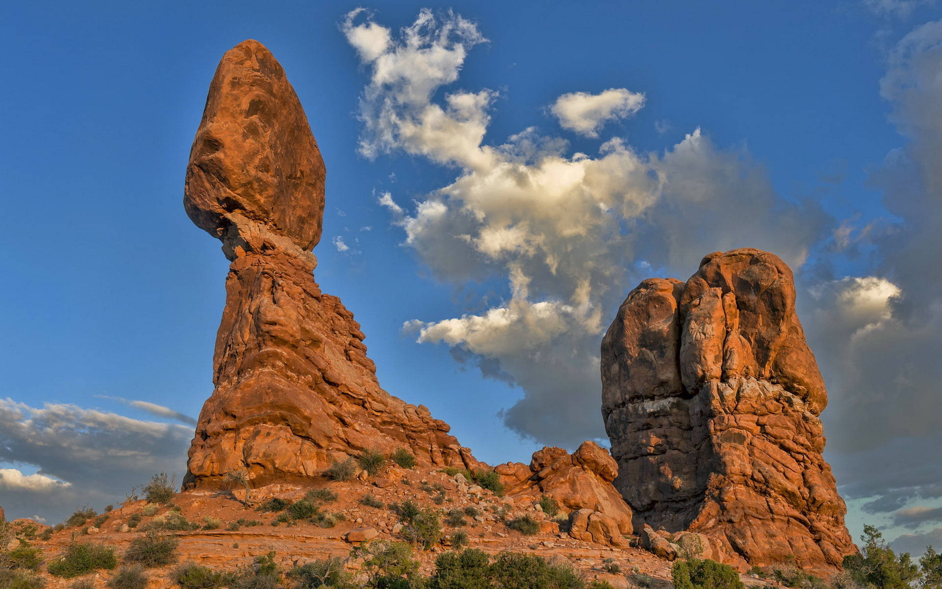 Balancing Rock At Arches National Park Background