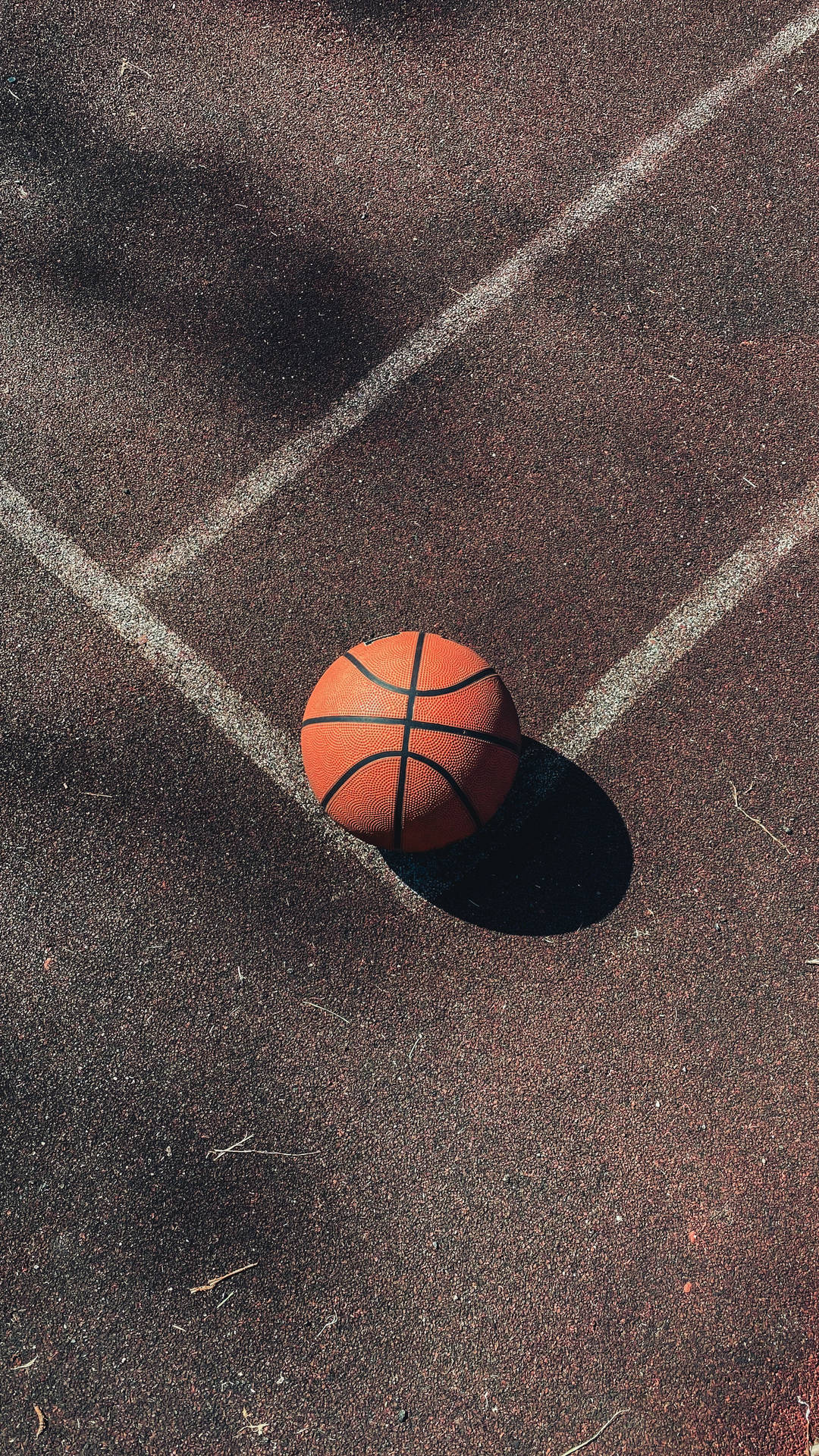 混凝土篮球场背景上的球