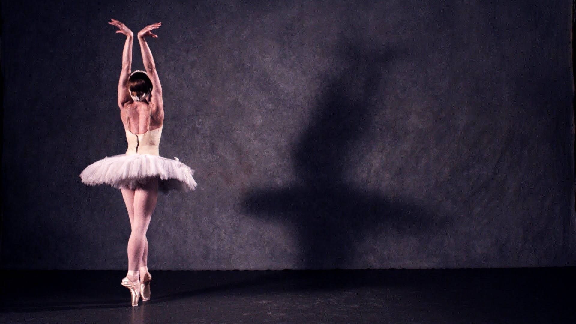 Ballet Dancer In Tiptoe Pose Background