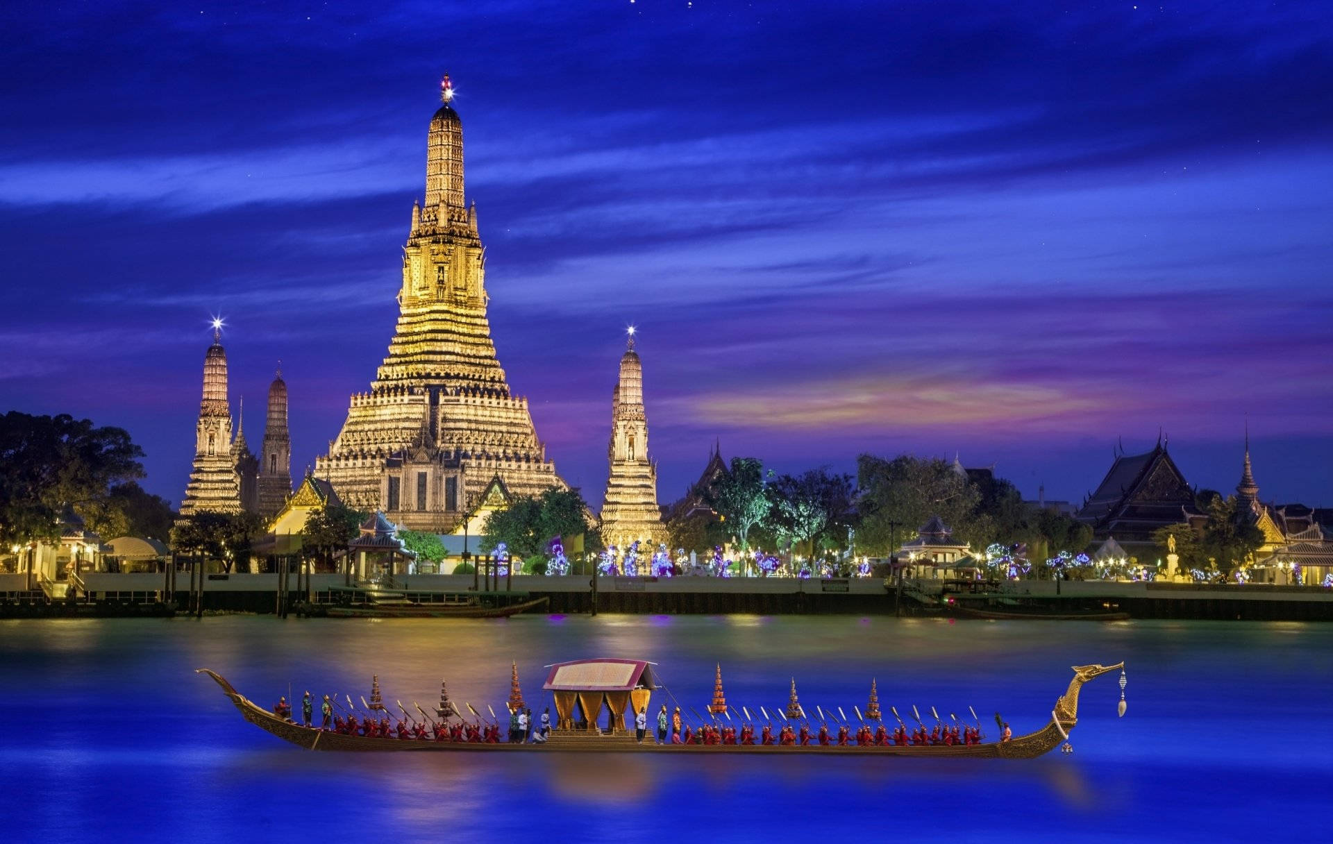 Bangkok Nights In Wat Arun Background
