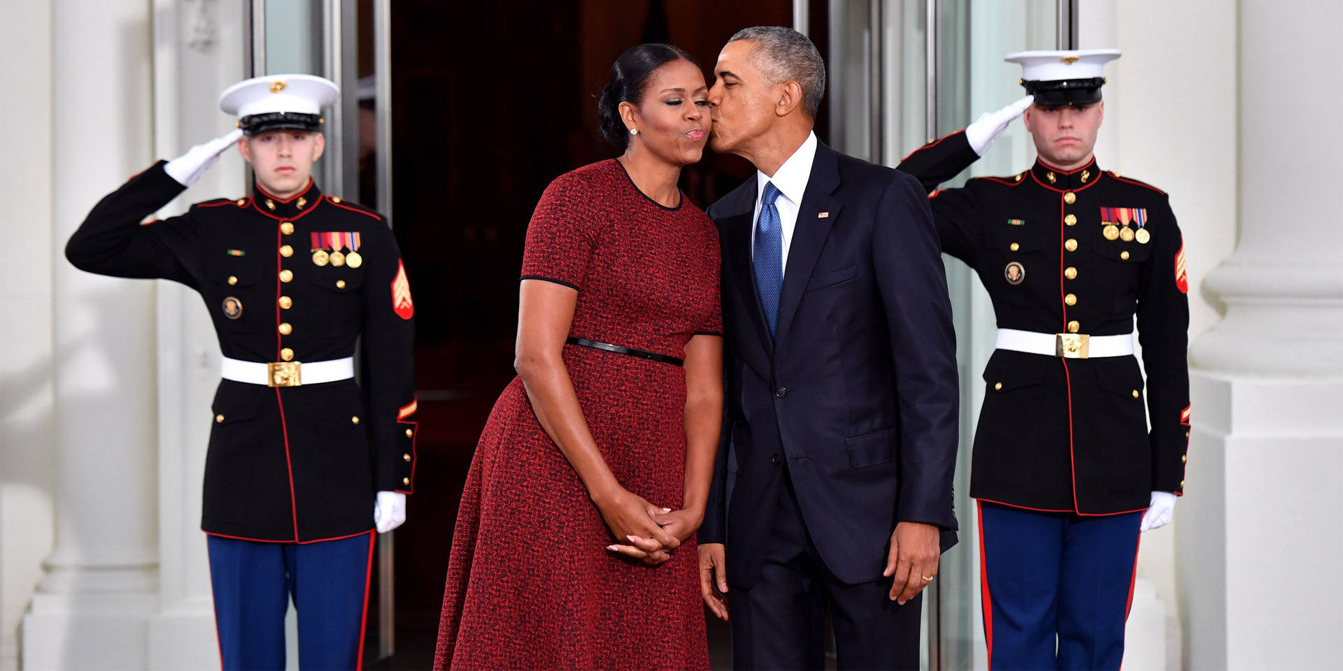 Barack And Michelle Obama Kiss Background