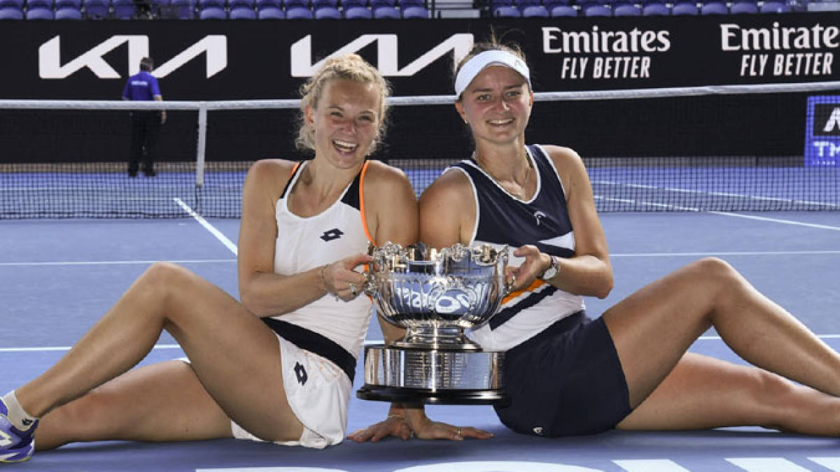 Barbora Krejcikova And Kateřina Siniaková Trophy