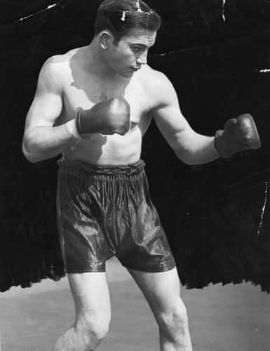 Barney Ross On The Streets Of Los Angeles Background