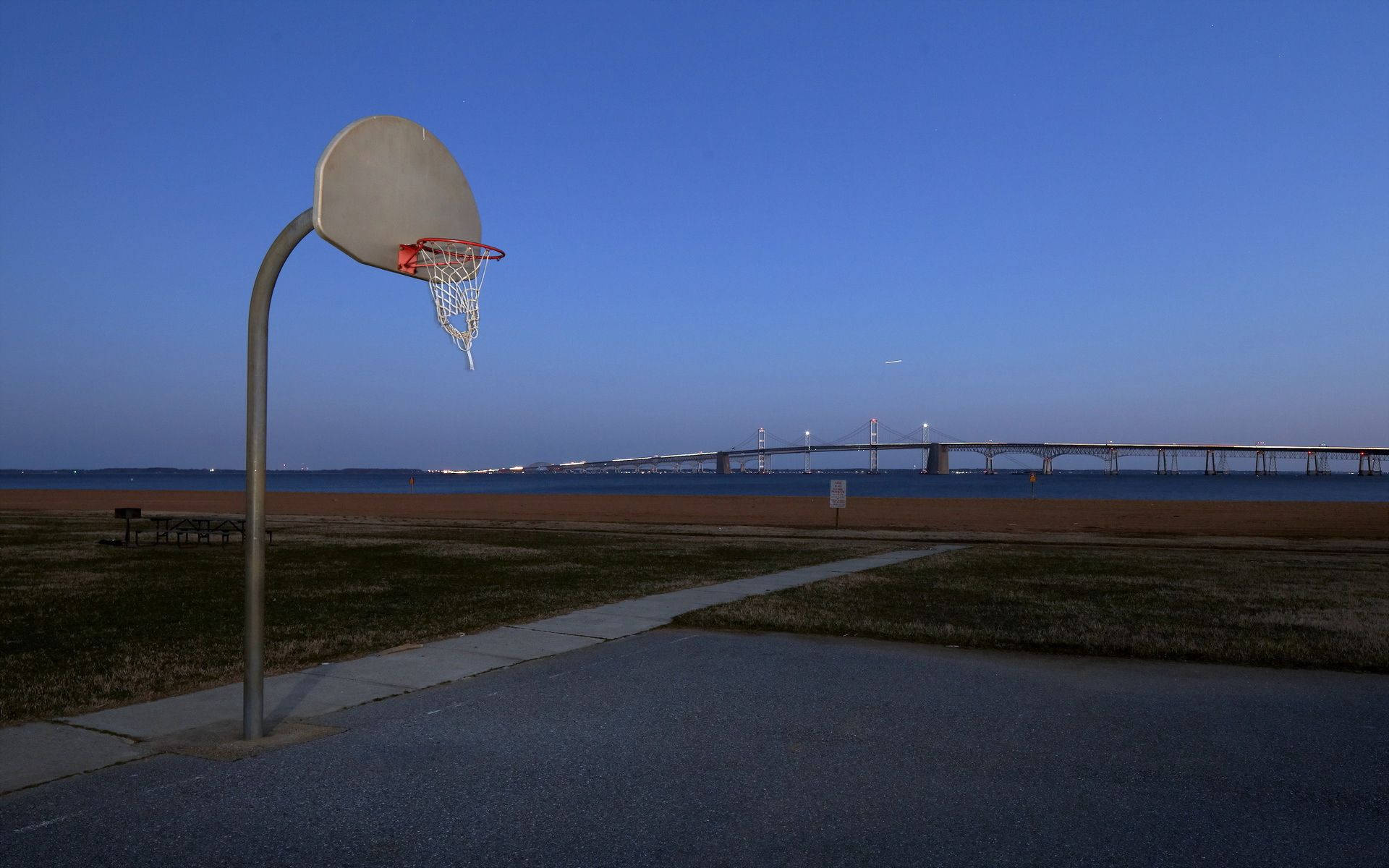 以河上大桥为背景的篮球场