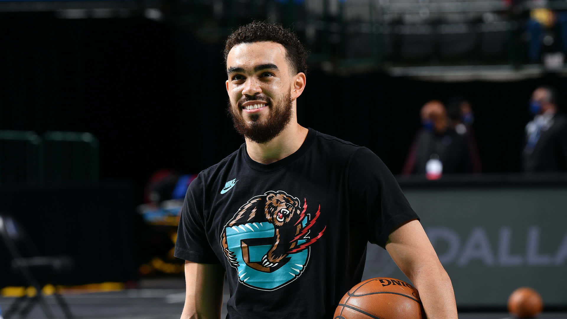 Basketball Great Athlete Tyus Jones Background