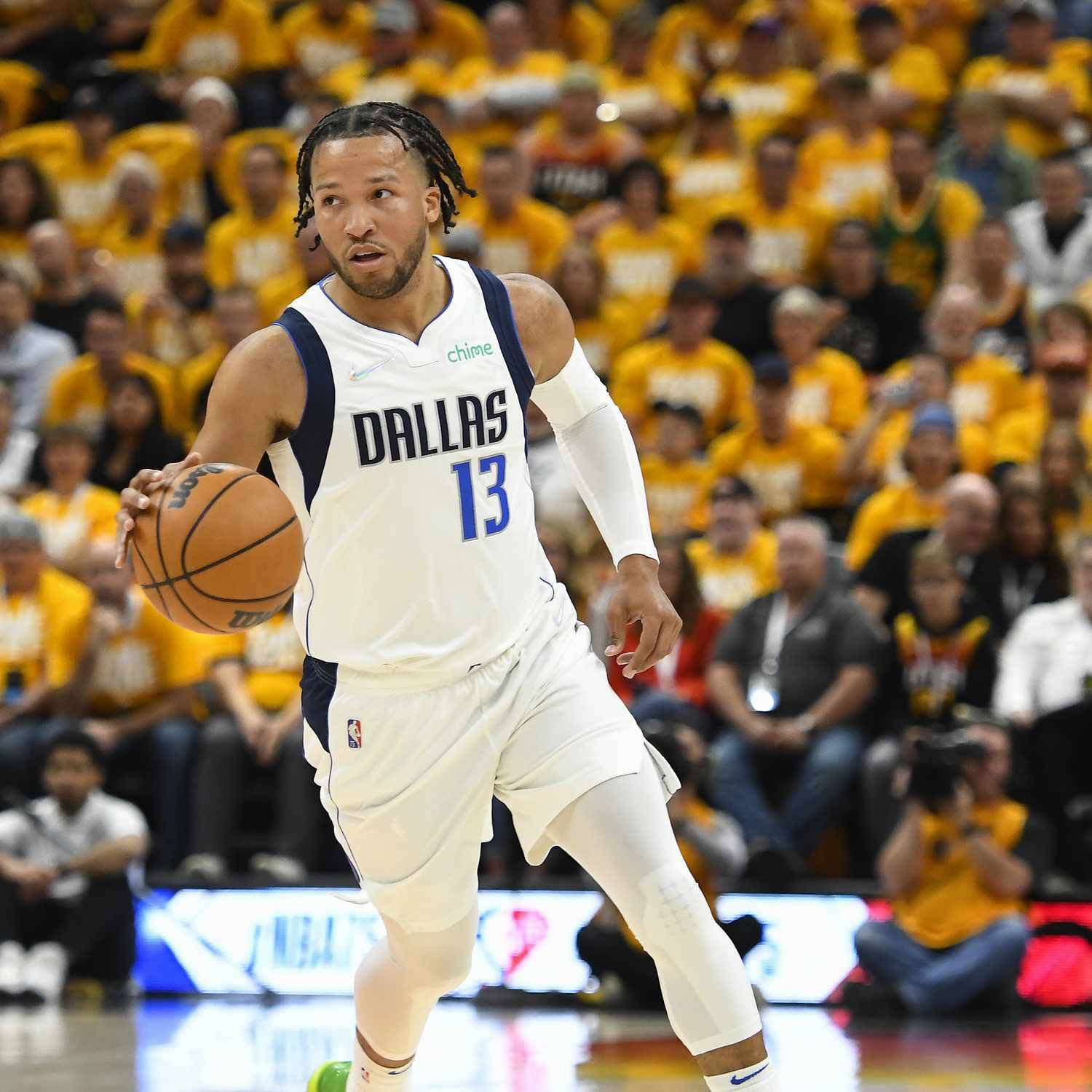 Basketball Player Jalen Brunson In Dallas Team Background