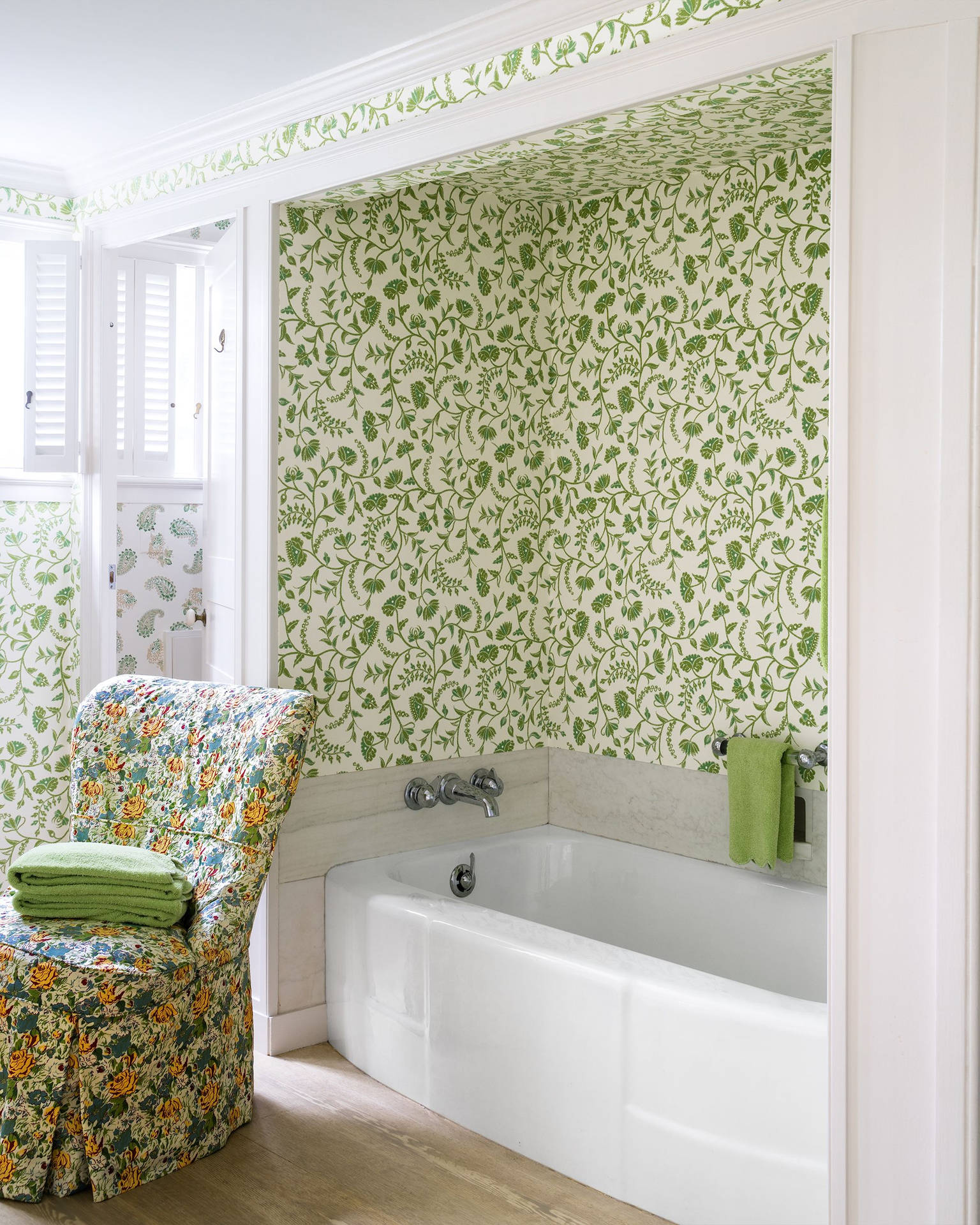 Bathtub Flowery Green Room Wallpaper Background