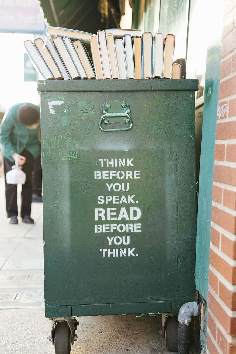 Be Considerate Of Others Quote In A Trash Bin Background