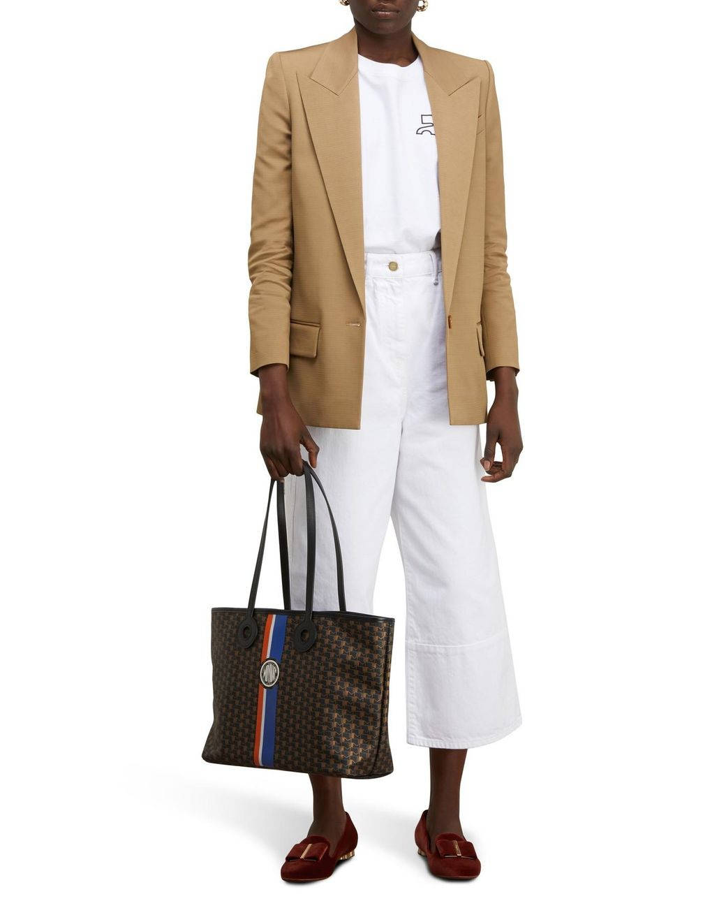 Be Fashionable And Stylish With The Moynat Oh Tote Background