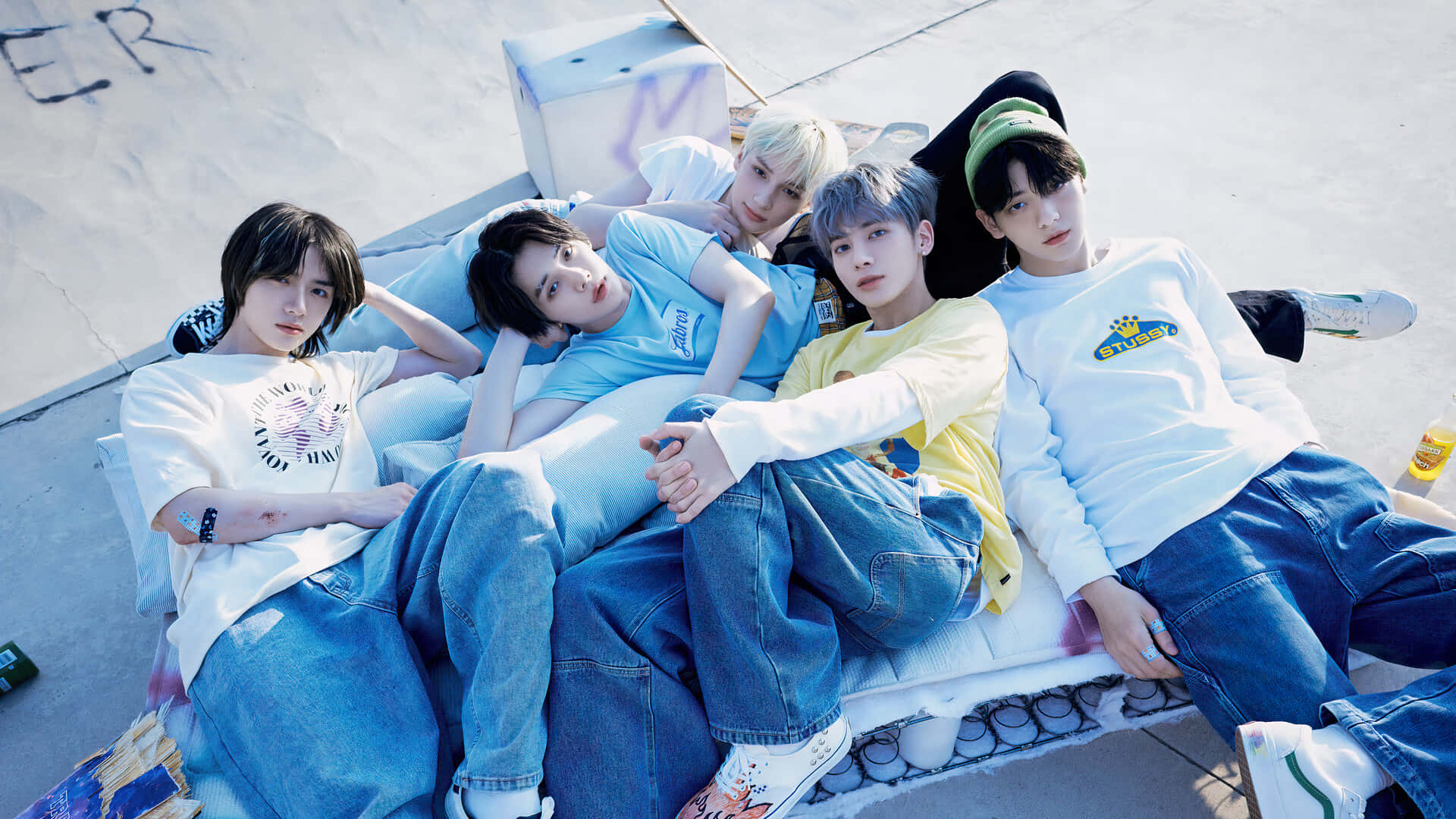 Be Fully Connected With Txt Desktop Background