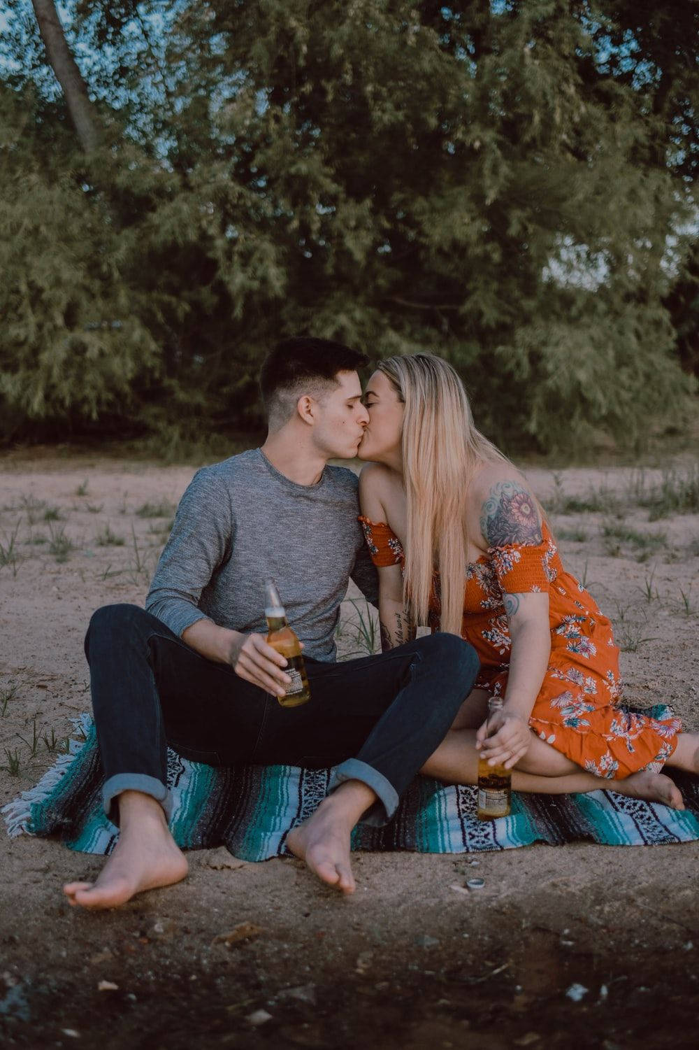 Beach Date Kissing Hd Background