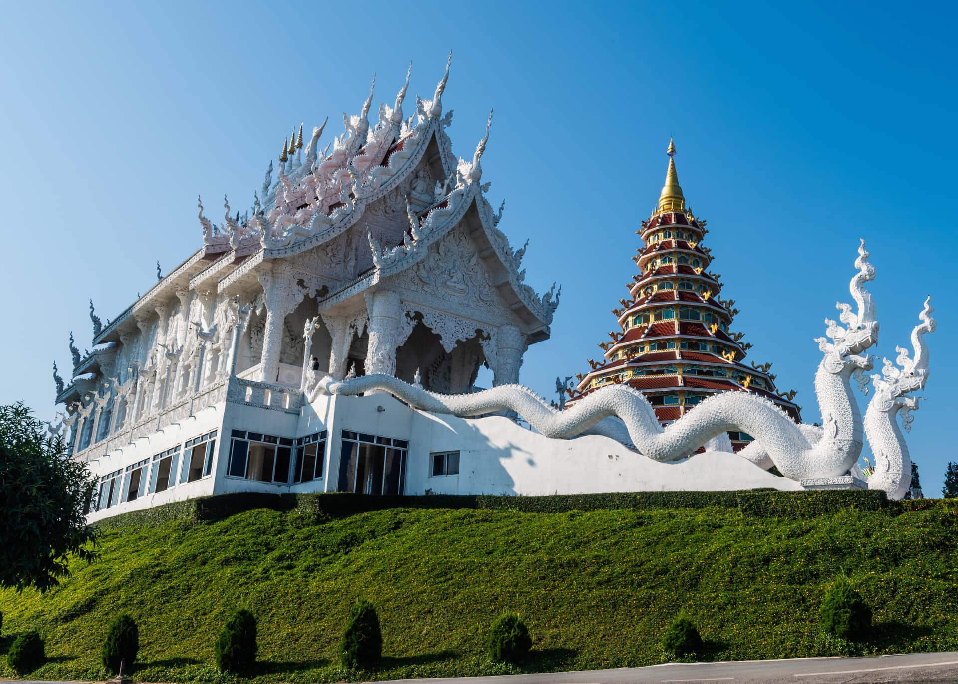 Beatiful Sight In Chiang Rai White Temple Background