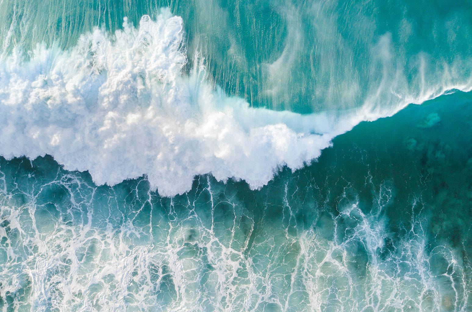 Beautiful Aesthetic Ocean Waves Background
